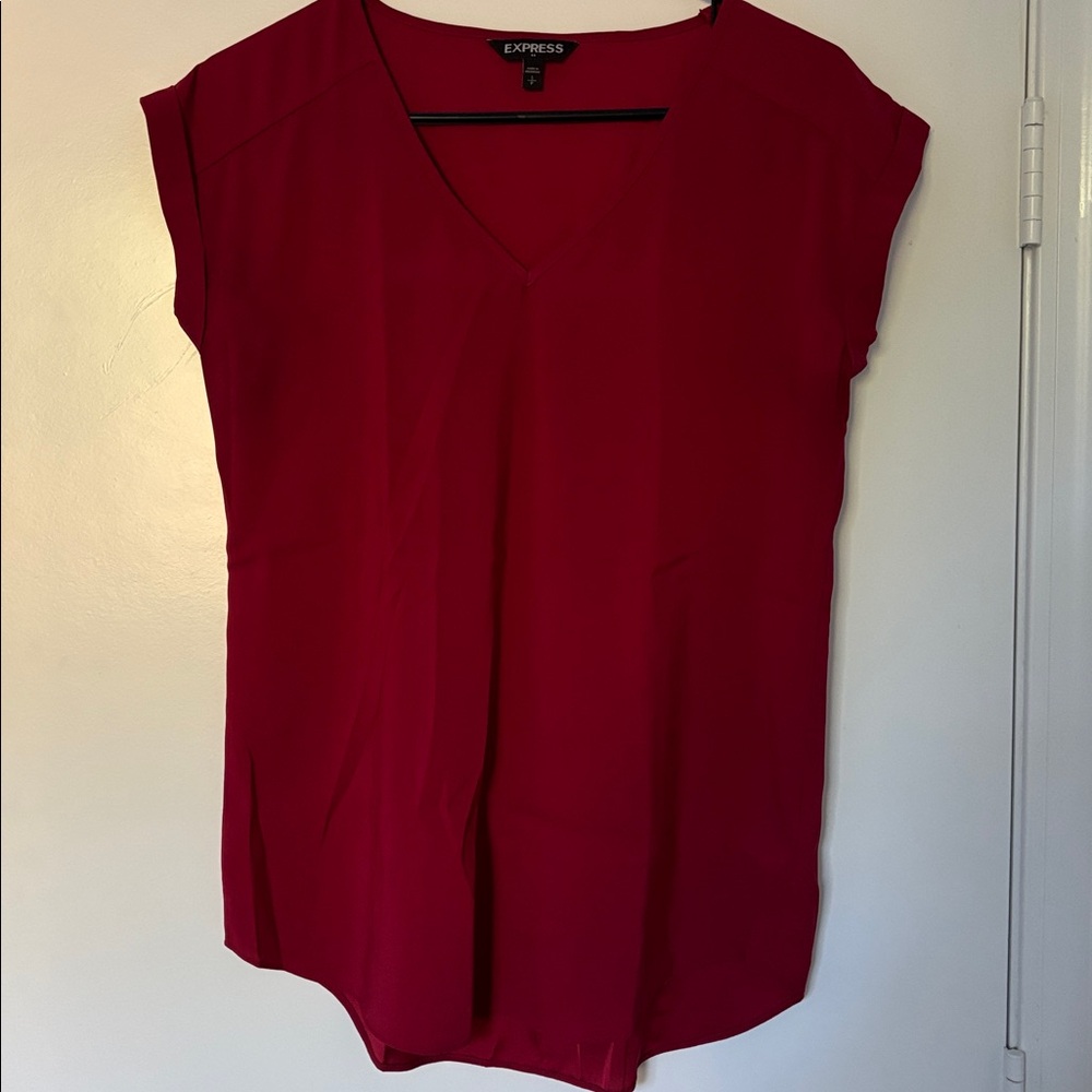 ⭐️ 4 for $20 - Bundle and save!!! ⭐️ 
Express Deep Red V-Neck Top